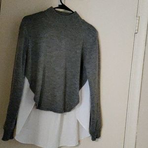 Re:named Sweater blouse, Size Medium. Crew neck long sleeves. Grey & white.